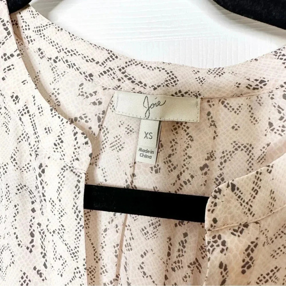JOIE Peterson 100% Silk Light Pink Snakeskin Print Long Sleeve Blouse Size XS‎ - Picture 3 of 7